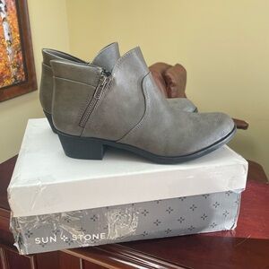 NWT Sun + Stone Gray Ankle Boots Size 8W
